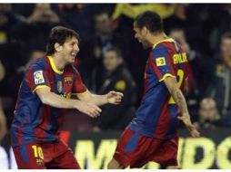 Dani Alves festeja con Messi un gol en el duelo frente al Real Sociedad. REUTERS  /