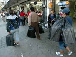 Con el pago de aguinaldo los asalariados acuden a comprar los regalos propios de la temporada navideña. ARCHIVO  /