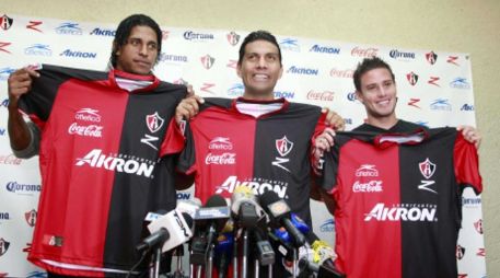 Los nuevos jugadores del Atlas se muestran contentos en su presentación oficial, mostrando sus playeras del equipo. E. PACHECO  /