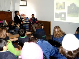 Restauradores explican a estudiantes de primaria su labor en la conservación de los bienes históricos del país. EL UNIVERSAL  /