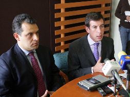 El alcalde de Tlaquepaque, Miguel Castro entregó el primero de 10 cheques a la viuda de un agraviado. A. CAMACHO  /