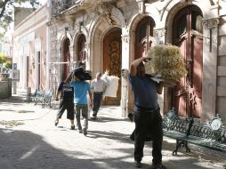 El equipo de producción desviaba a los paseantes y curiosos. M. FREYRÍA  /