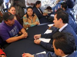 Enrique Alfaro (derecha) y el secretario de Vialidad, Diego Monráz, pusieron ayer en marcha  el programa “Vialidad cercana”. A. HINOJOS  /