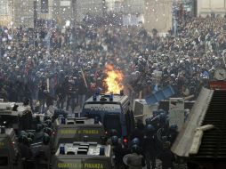 Inconformes con el Gobierno del premier italiano y antimotines chocan en la Plaza Piazza del Popolo, en Roma. AP  /