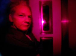 El fundador de WikiLeaks, Julian Assange, en el interior del vehículo que lo traslada a la prisión de Wandsworth, en Londres. AFP  /