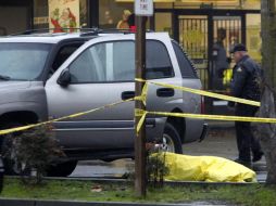 La mujer metía a su hijo de dos años a una camioneta cuando recibió el disparo. AP  /
