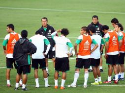 Los jugadores de la Selección mexicana en un entrenamiento dirigido por Efraín Flores. MEXSPORT  /