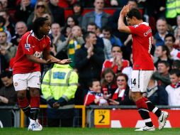 El jugador brasileño festejando con el mexicano Javier 'Chicharito' Hernández. MEXSPORT  /