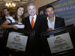 El gobernador de Jalisco, Emilio González reconoció el buen desempeño de Linda Ochoa y Germán Sánchez. M. FREYRIA  /