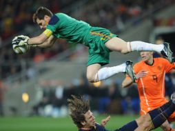Iker Casillas dominando el balón durante el Mundial de Sudáfrica 2010. AFP  /