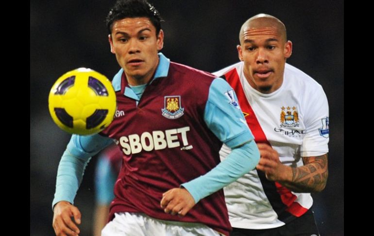 El jugador mexicano, Pablo Barrera en el duelo del West Ham ante el  Manchester City. AFP  /