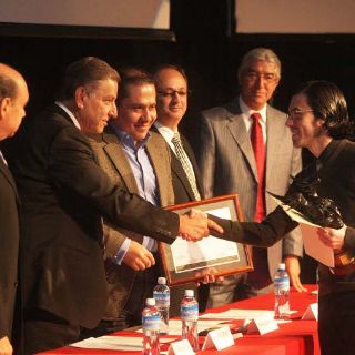 Recibe Luis Herrera Premio Jalisco de Periodismo