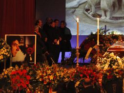 Estrella Morente y Solea Morente lloran sobre el féretro del cantaor granadino. EFE  /