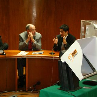 Presentan urna electrónica a cónsul de Estados Unidos