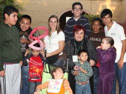 Marcela Paramo con los niños del Centro Psicoeducativo Freire.  /