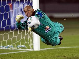 Miguel Calero contribuyó al triunfo tuzo al atajar uno de los penales. MEXSPORT  /