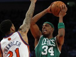 Paul Pierce,de los Celtics lanza ante el salto de Winston Chandler. REUTERS  /