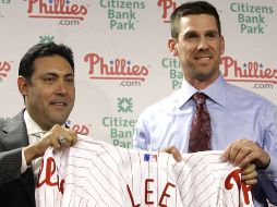 Cliff Lee es presentado por el mánager de los Filis, Rubén Amaro, Jr, en la conferencia de prensa de ayer. EFE  /