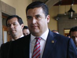 El munícipe zapopano, Héctor Vielma, sale de la ceremonia de su primer informe. M. FREYRÍA  /