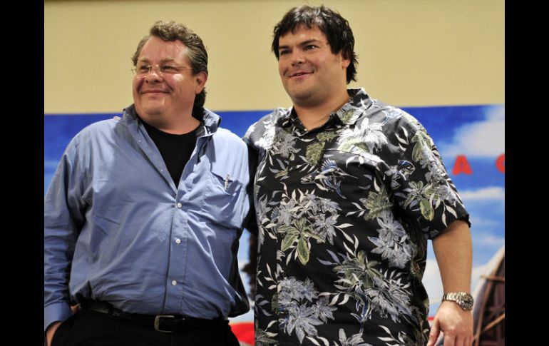 Jack Black (izquierda), junto al actor Javier Rivero, quien realiza el doblaje al español del intérprete estadounidense. EFE  /