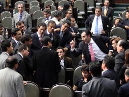 Legisladores de todos los partidos discuten respecto a la redacción del decreto que expide el reglamento de San Lázaro. EL UNIVERSAL  /