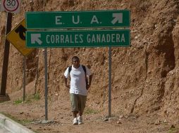 Un inmigrante camina por el lado mexicano de la frontera (imagen de archivo). AFP  /