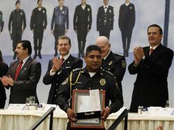 Marcelo Ebrard hizo la entrega del reconocimiento como Policía del Año a Honorato Justo Gómez. EL UNIVERSAL  /