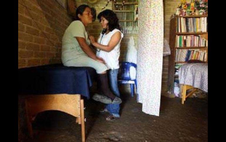 Berta Martínez Sebastián (de pie) es nua joven promotora de la Red de Derechos Sexuales y Reproductivos de México. EFE  /