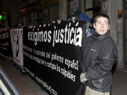 Javier Couso, hermano del reportero que murió en Bagdad por disparos de tanque estadounidense, muestra su apoyo a Julian Assange. EFE  /