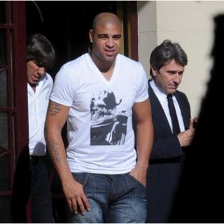 Adriano no regresará a Brasil