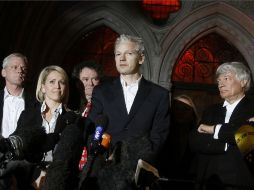 Assange habló ante los medios luego de ser liberado con condiciones. REUTERS  /