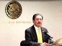 El líder de los perredistas en la Cámara Alta, Carlos Navarrete, durante conferencia de prensa. EL UNIVERSAL  /