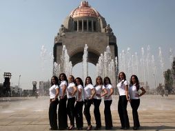 Las sobrecargos en el Monumento a la Revolución. Ellas promoverán la marca oficial de la ciudad de México 'Bésame Mucho'. EL UNIVERSAL  /