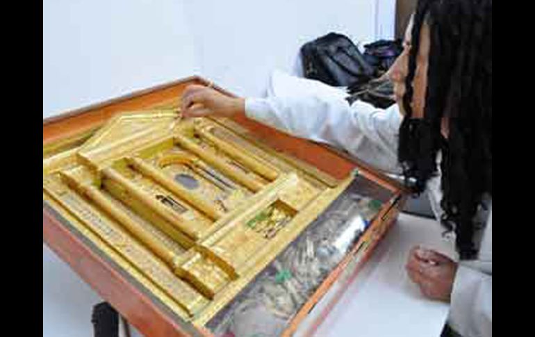 La urna también guarda una pequeña botella de vidrio. INAH.GOB  /