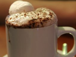 Agita con un molinillo y agrega bombones. ESPECIAL  /