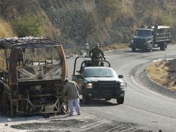 Soldados vigilan una carretera en Apatzingán, Michoacán. La presencia de las fuerzas federales en la entidad se mantendrá. REUTERS  /