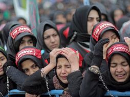 Los chiítas más devotos en señal de duelo y sufrimiento se laceran sus espaldas con cadenas hasta sangrar. EFE  /