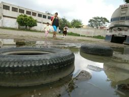 Los trabajos de descacharrización y las bajas temperaturas ayudarán a reducir el número de contagios. S. NÚNEZ  /