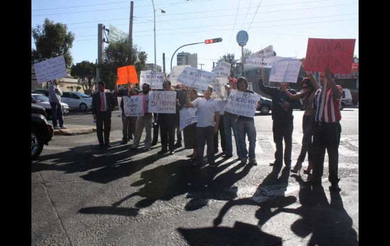 Alrededor de 40 personas salieron a expresar su inconformidad por el proyecto vial. A. HINOJOSA  /