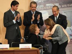 La primera dama, Margarita Zavala, saluda a Cecilia Savignon, ganadora del Premio Nacional de Acción Voluntaria y Solidaria. NTX  /