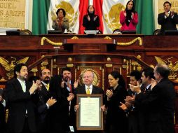 El académico exhibe el reconocimiento. “No basta con trasmitir conocimiento, sino contar con la capacidad de generarlo”. EL UNIVERSAL  /