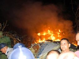 Restos del avión Aerocaribbean el cual se estrelló en Sacti Spíritus, en el Centro de Cuba. ESPECIAL  /