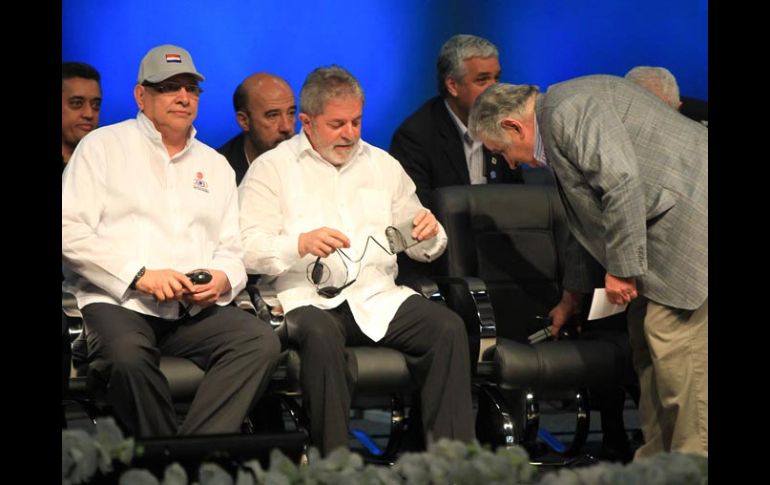 El presidente Paraguay, Fernando Lugo (izquierda), y sus homólogos de Brasil, Luiz Inácio Lula da Silva, y Uruguay, José Mujica. EFE  /