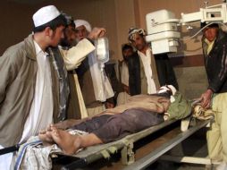 Un hombre que resultó herido es conducido a un hospital local en Herat, al oeste de Afganistán. EFE  /