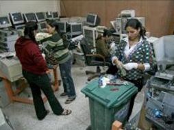 Las mujeres se sienten satisfechas por que consideran que no les roba mucho tiempo y pueden llevar ayuda económica a sus hogares. EFE  /