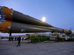 La nave Soyuz TMA-20 con tres tripulantes a bordo se acopla a la Estación Espacial Internacional. EFE  /
