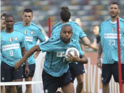 Maicon en un entrenamiento del Inter de Milán en Abu Dhabi. EFE  /
