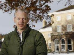 Assange, se enfrenta a los medios de comunicación  en los terrenos de Ellingham Hall. AP  /