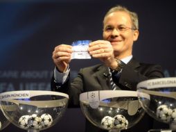 El Director de la UEFA, Giorgio Marchetti mostrando la papeleta del Bayern Munich en el sorteo de la Champions. AFP  /