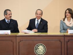 En la entrega del Premio Nacional de Acción Voluntaria y Solidaria 2010, Calderón, Margarita Zavala, y  el secretario de salud. NOTIMEX  /